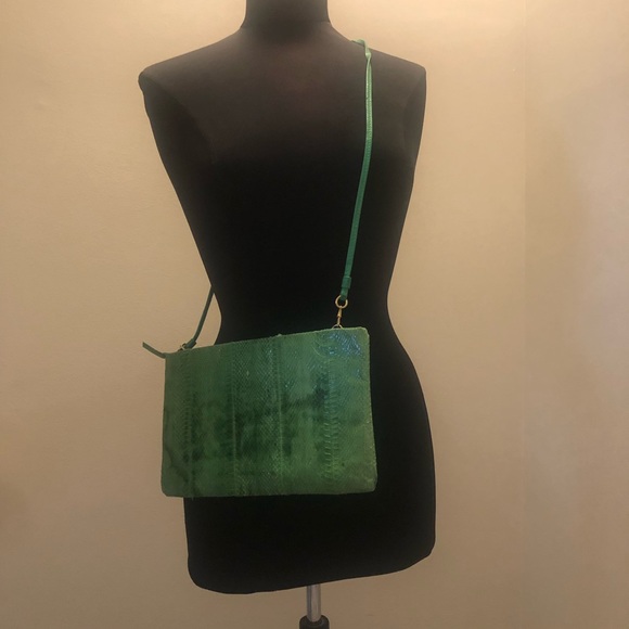 Snake skin clutch with hideable strap - Picture 3 of 3